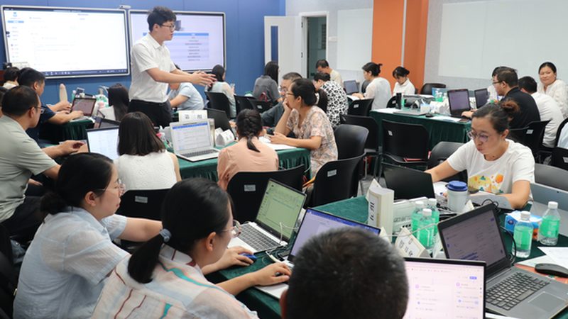 选择一个合适的学习平台对于短期技能培训至关重要。一个优秀的平台应该具备以下特点：